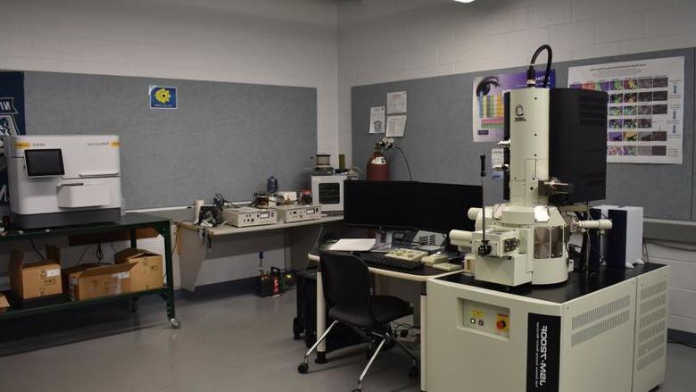 在365英国上市杜波依斯分校的一个工程实验室里，一些可供学生使用的设备